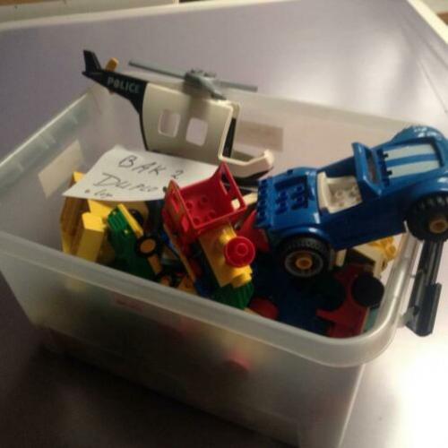 Bak met partij duplo blokken autos poppetjes dieren