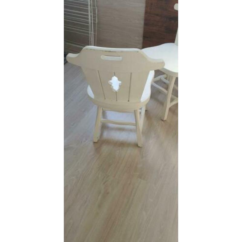 2 witte keuken stoelen