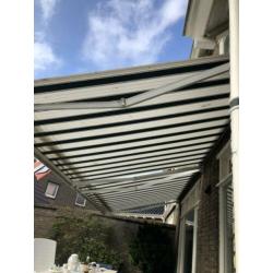 2 Zonneschermen. 1van 3M breedt en 1 van 3,5m breedt