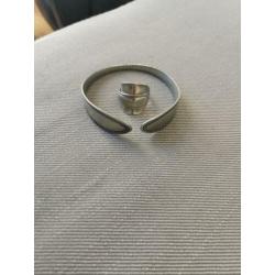 Ring maat 20 en armband van tin.