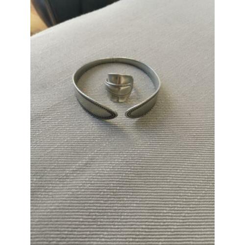 Ring maat 20 en armband van tin.