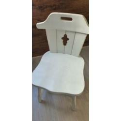 2 witte keuken stoelen