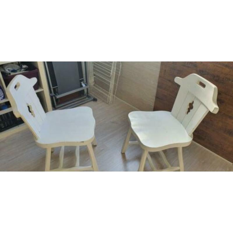 2 witte keuken stoelen