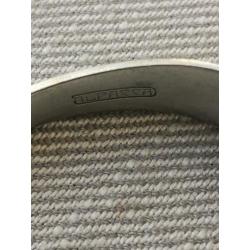 Ring maat 20 en armband van tin.