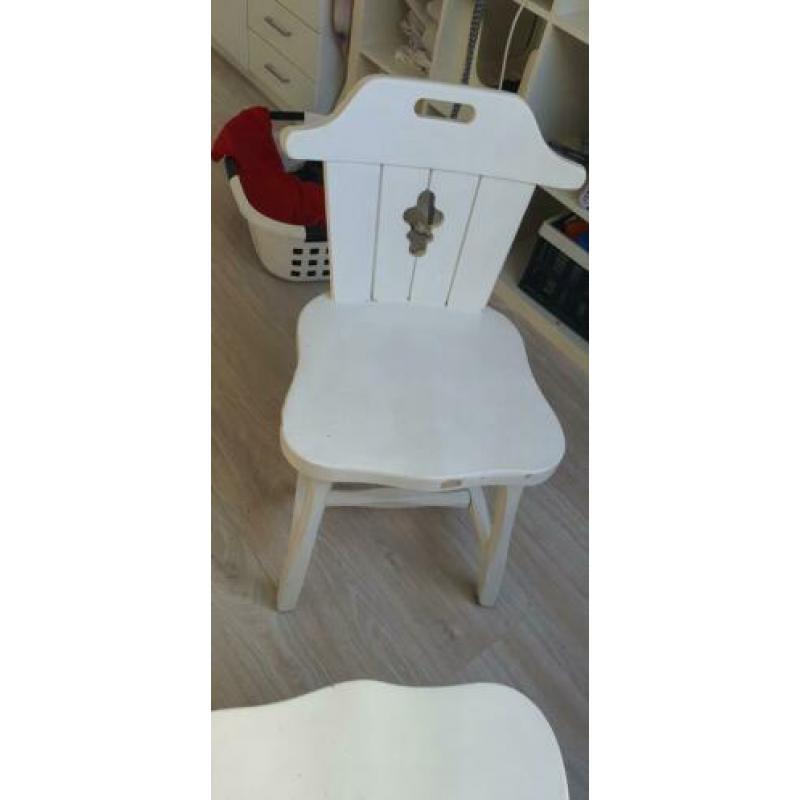 2 witte keuken stoelen