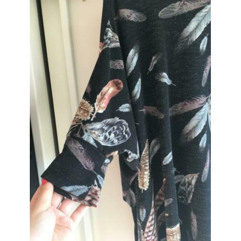 Voyelles: Lange glitter top met verenprint (S/M)