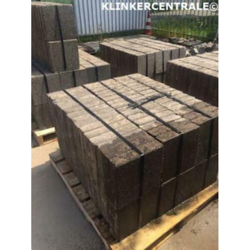 400m2 grijs met zwarte spikkel betontegels 30x30x7cm terrast