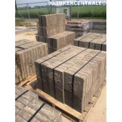 400m2 grijs met zwarte spikkel betontegels 30x30x7cm terrast