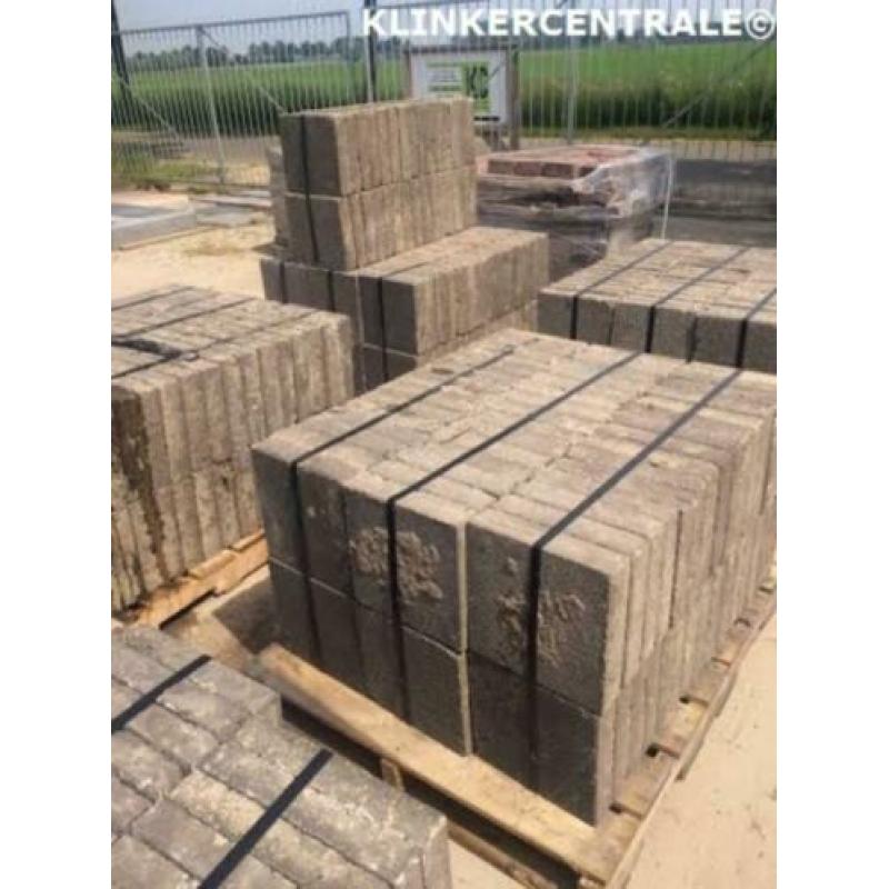 400m2 grijs met zwarte spikkel betontegels 30x30x7cm terrast