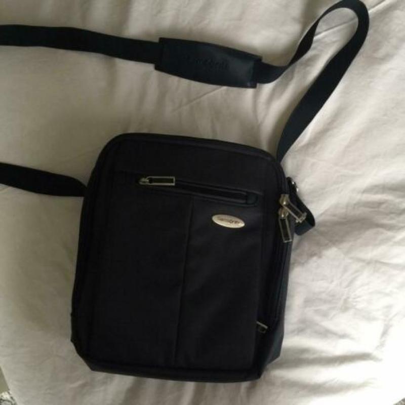 Verstelbare samsonite schoudertas met veel vakken.
