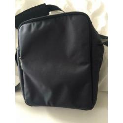 Verstelbare samsonite schoudertas met veel vakken.