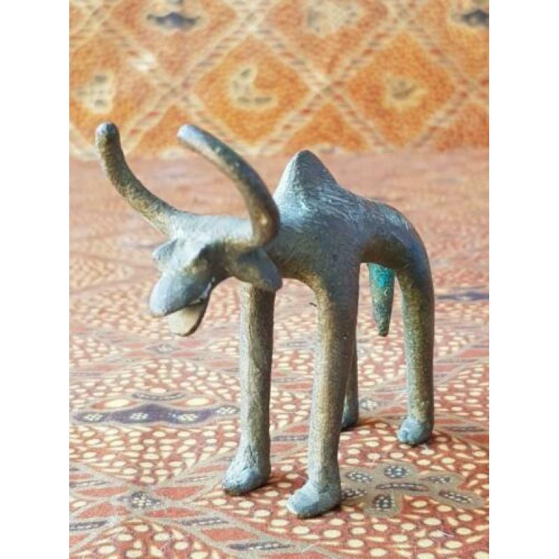 Mooi antiek Oosters brons beeldje van een heilige stier 8 cm