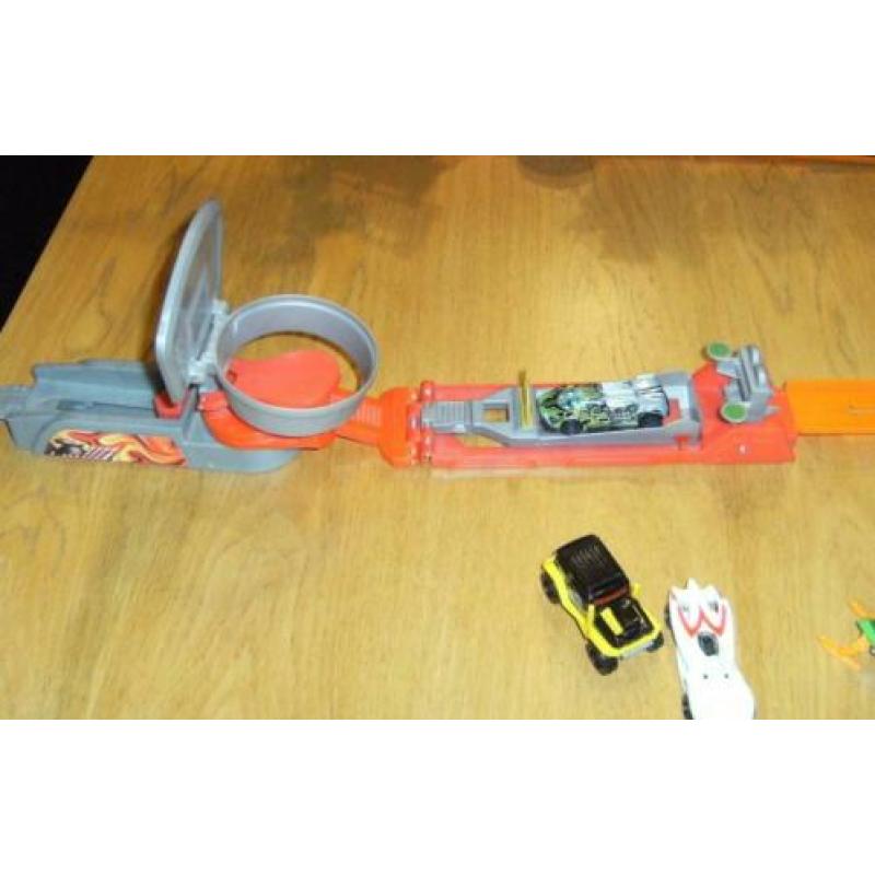 Hot Wheels onderdelen van een Racebaan + 14 auto's