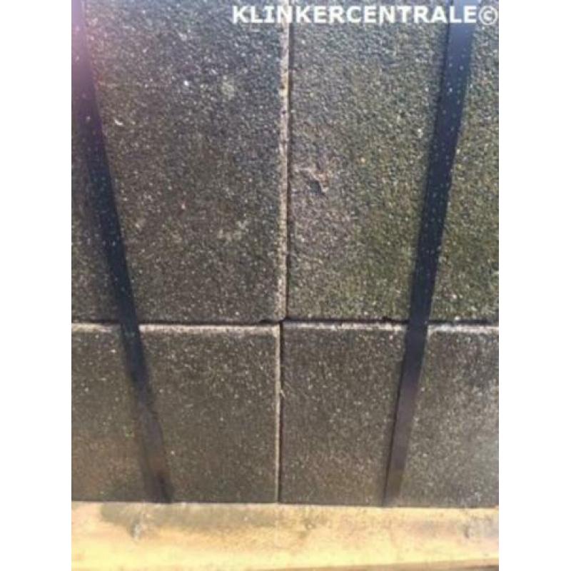 400m2 grijs met zwarte spikkel betontegels 30x30x7cm terrast