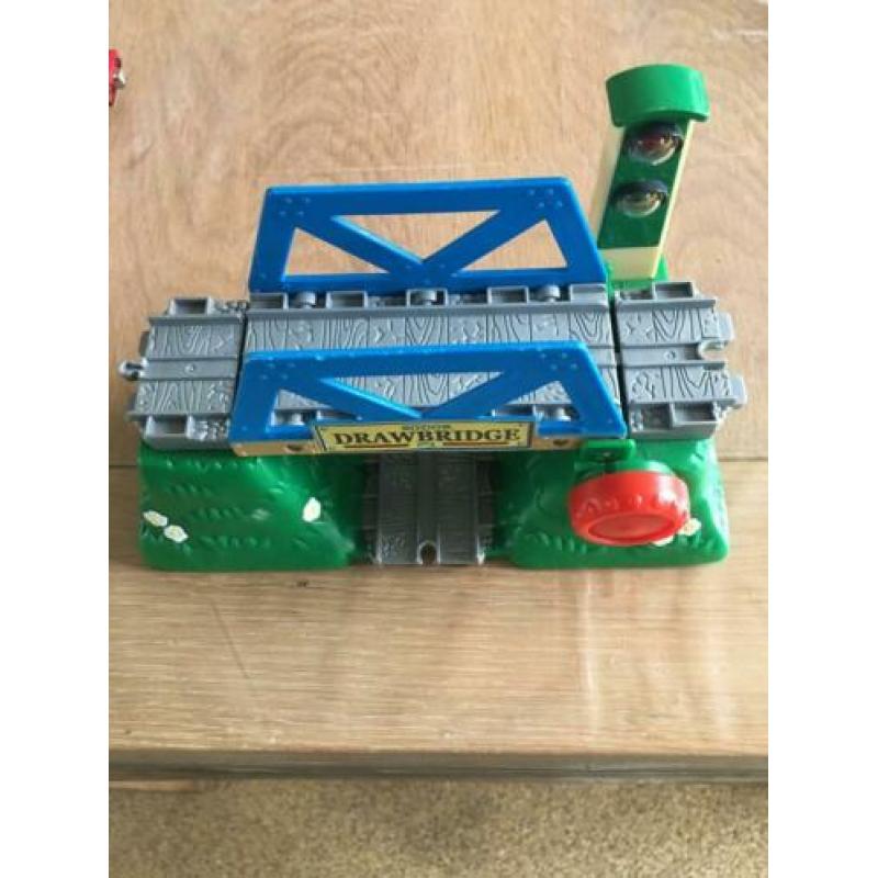 Thomas, trein rails en heel veel wagonnetjes