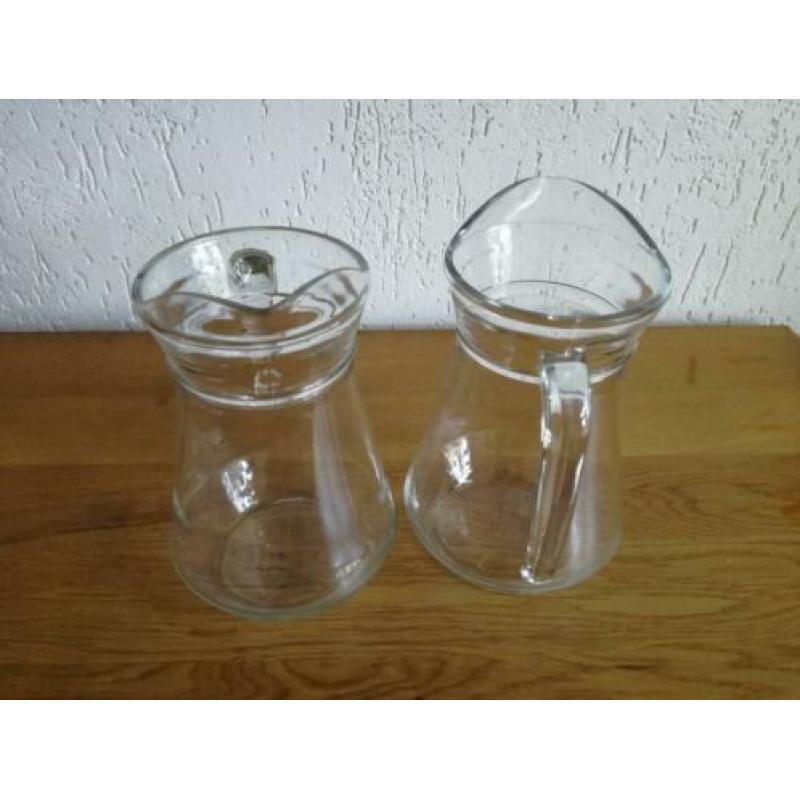 Glazen schenkkan 2 stuks 1Liter per stuk € 3,00