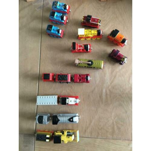 Thomas, trein rails en heel veel wagonnetjes