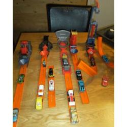 Hot Wheels onderdelen van een Racebaan + 14 auto's