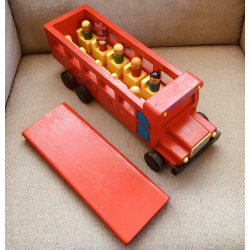 Kimano degelijke rode houten schoolbus met passagiers