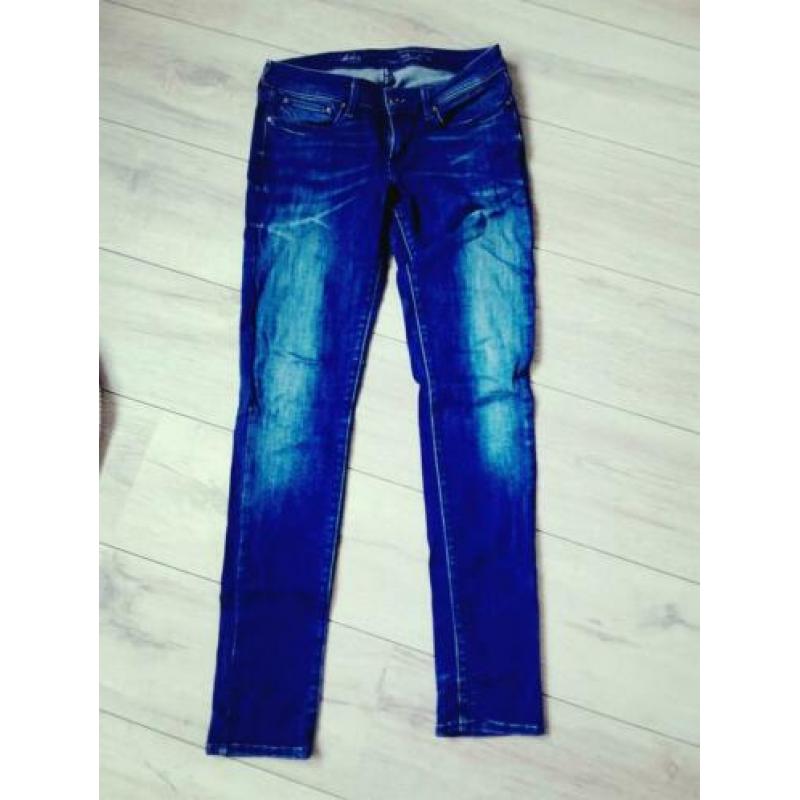 Levi's jeans slight curve 27