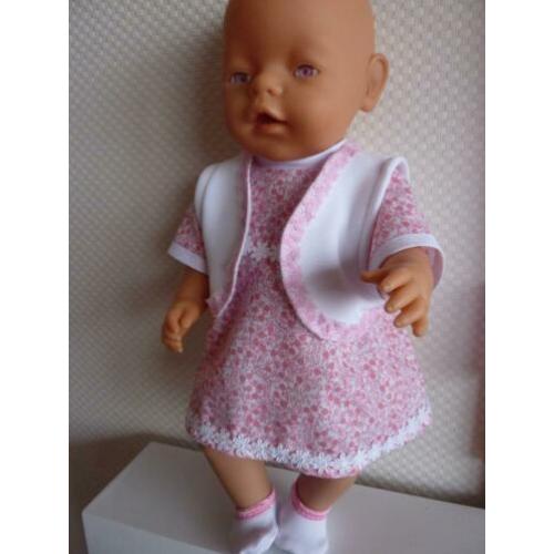 Jurkje met vestje en slofjes voor de baby pop van 43 cm.