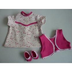 Jurkje met vestje en slofjes voor de baby pop van 43 cm.