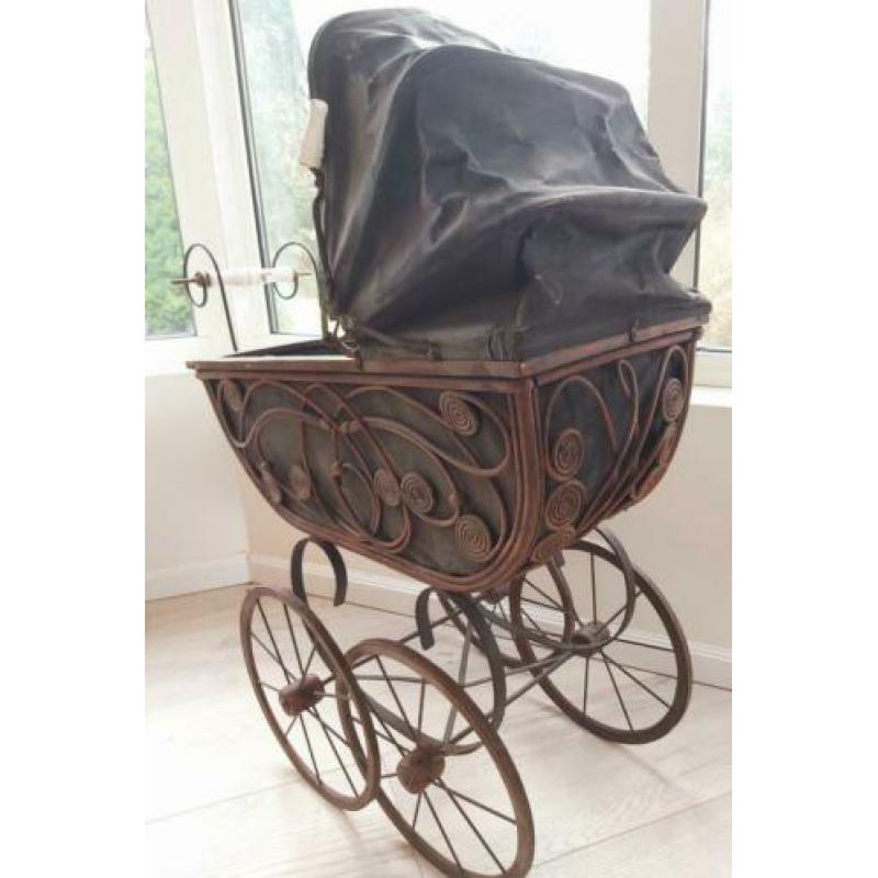 Oude decoratieve brocante kinderwagen, poppenwagen