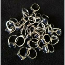 Lot verzilverde dames ringen met blauwe goudsteen 37 stuks.