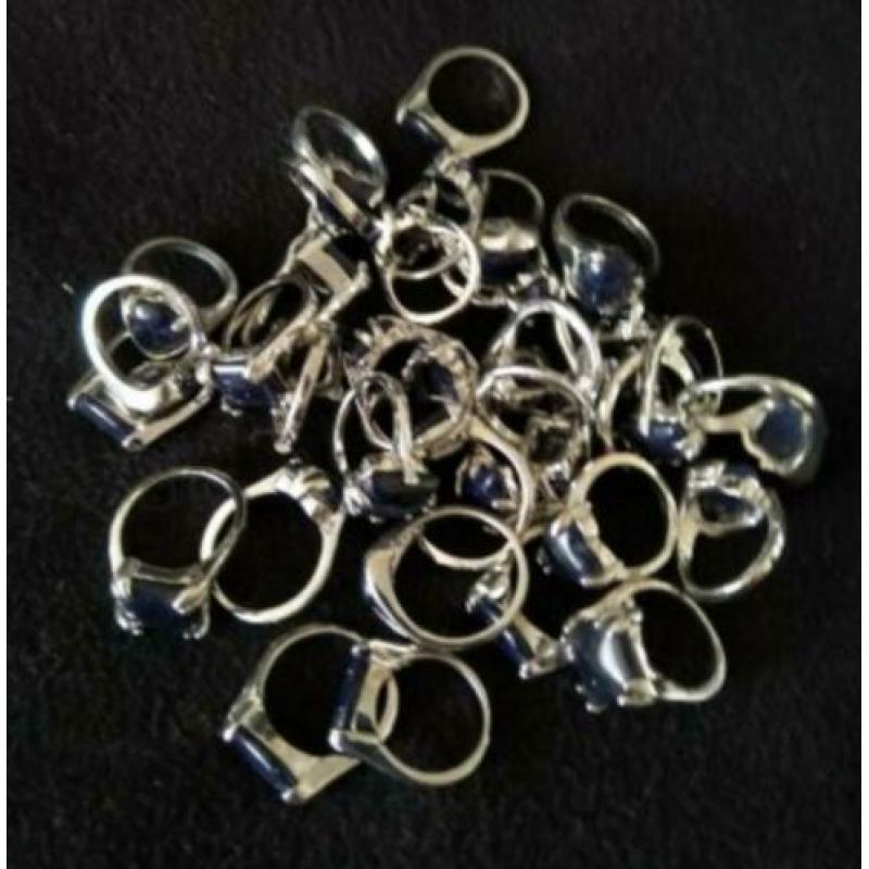 Lot verzilverde dames ringen met blauwe goudsteen 37 stuks.