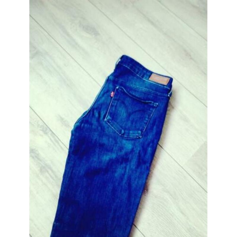 Levi's jeans slight curve 27