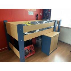 Half hoogslaper Kinderkamer met nachtkastje en bureau