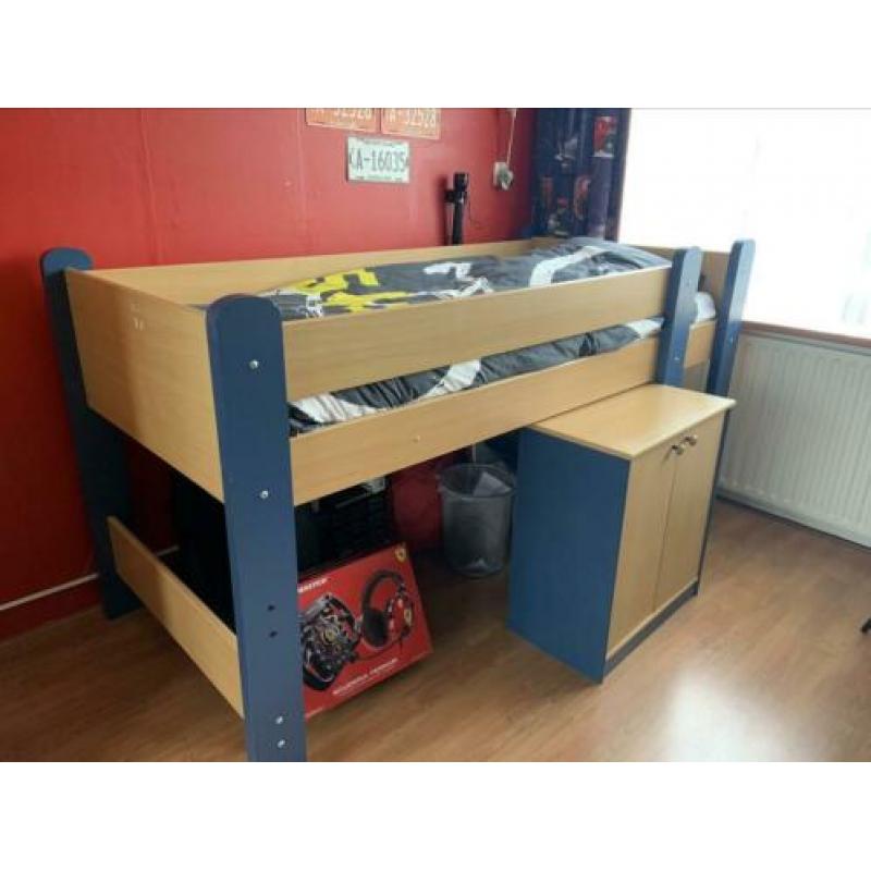 Half hoogslaper Kinderkamer met nachtkastje en bureau