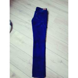Levi's jeans slight curve 27