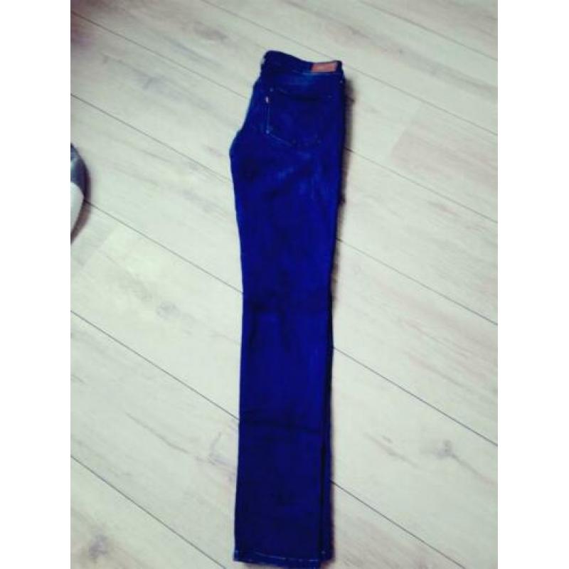 Levi's jeans slight curve 27