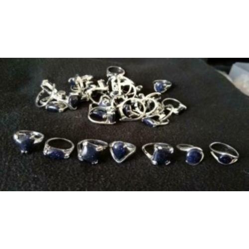 Lot verzilverde dames ringen met blauwe goudsteen 37 stuks.