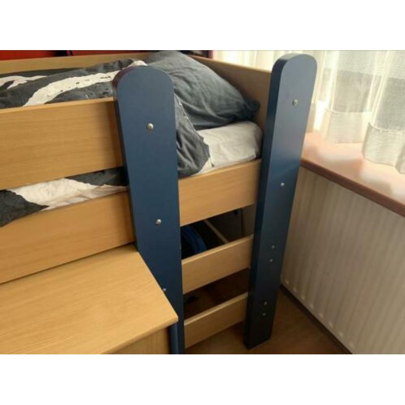 Half hoogslaper Kinderkamer met nachtkastje en bureau