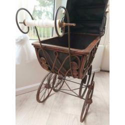 Oude decoratieve brocante kinderwagen, poppenwagen