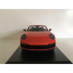 Porsche 911 Carrera 4S Cabriolet 2019 oranje 1:18 (nieuw)