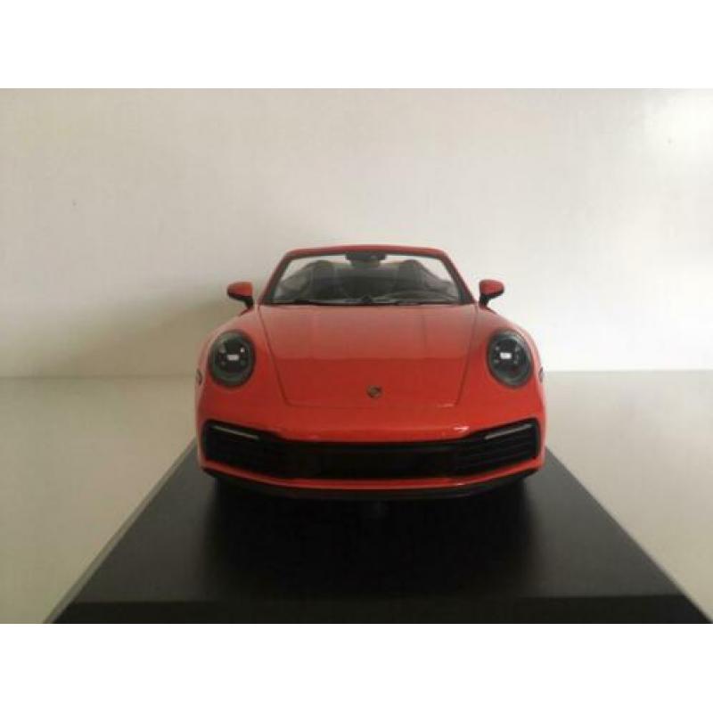 Porsche 911 Carrera 4S Cabriolet 2019 oranje 1:18 (nieuw)
