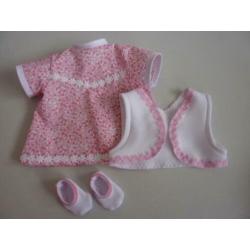 Jurkje met vestje en slofjes voor de baby pop van 43 cm.
