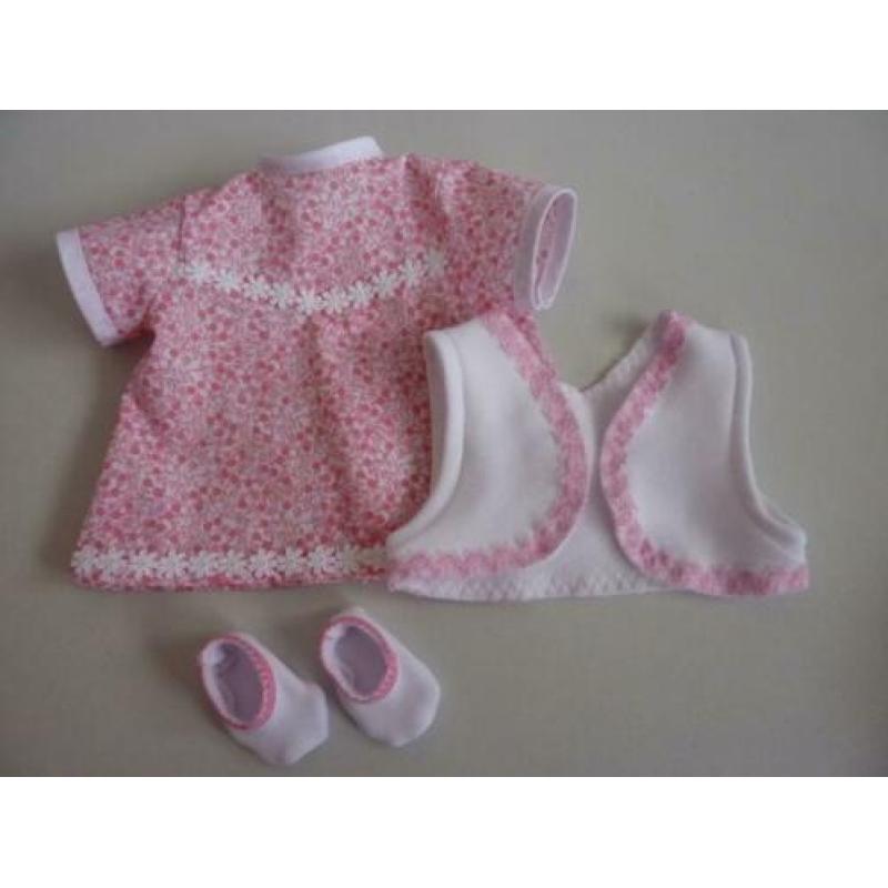 Jurkje met vestje en slofjes voor de baby pop van 43 cm.
