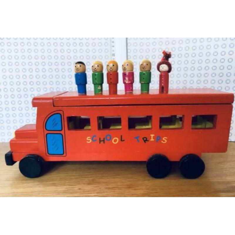Kimano degelijke rode houten schoolbus met passagiers