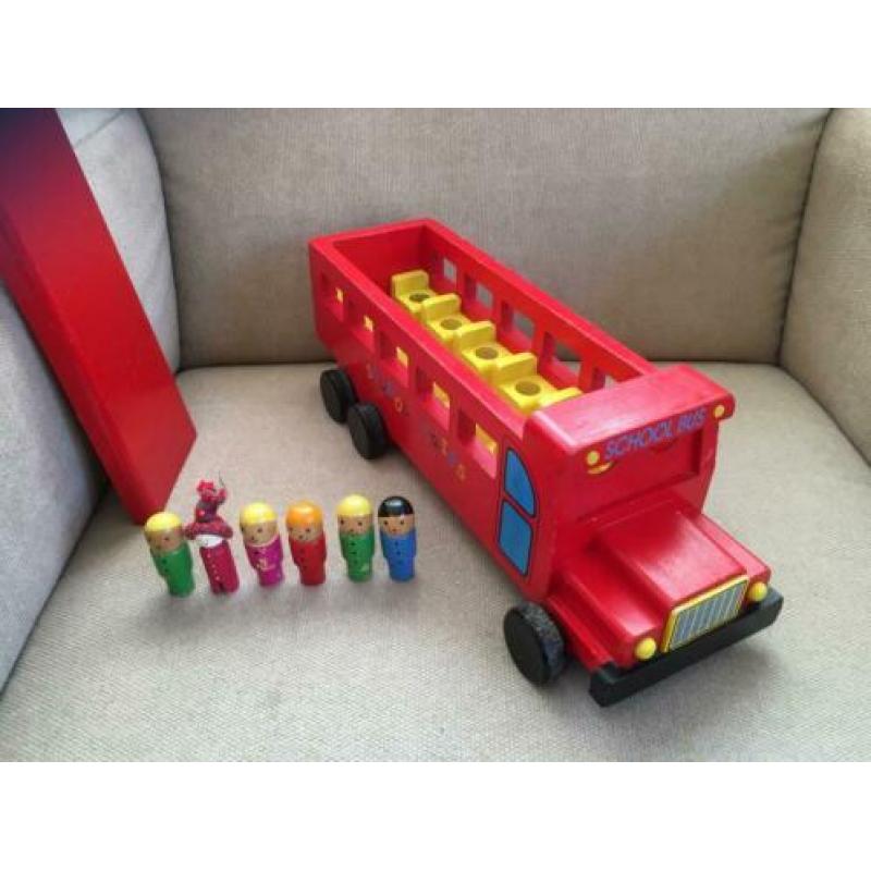 Kimano degelijke rode houten schoolbus met passagiers