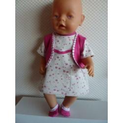 Jurkje met vestje en slofjes voor de baby pop van 43 cm.