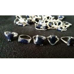 Lot verzilverde dames ringen met blauwe goudsteen 37 stuks.