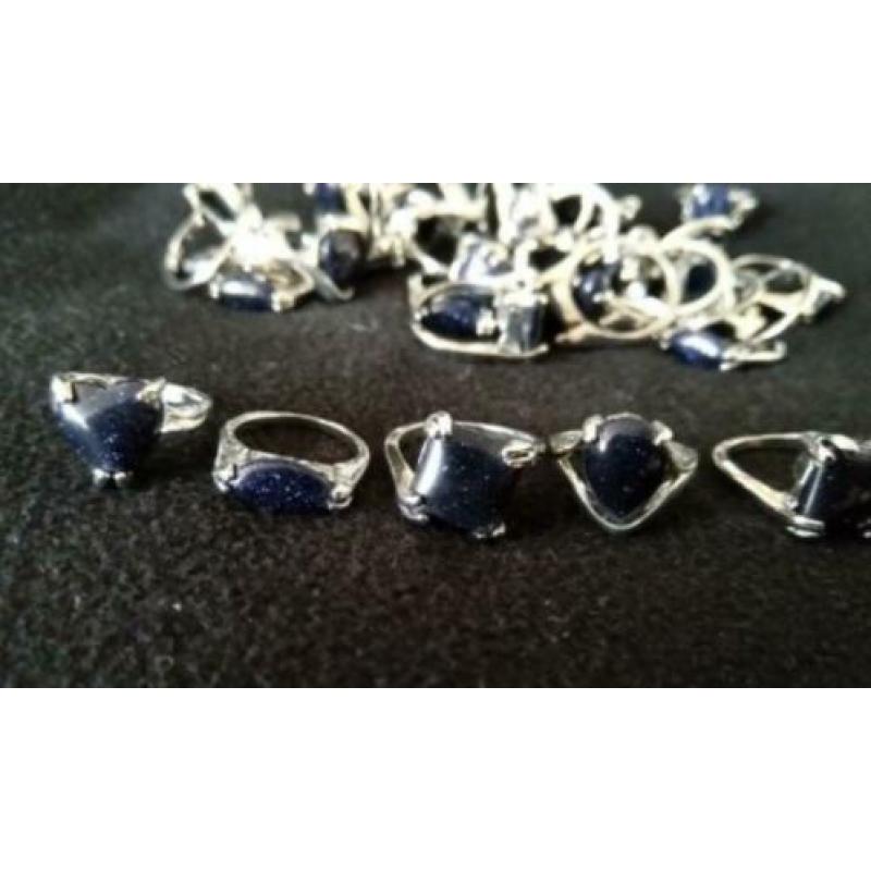 Lot verzilverde dames ringen met blauwe goudsteen 37 stuks.