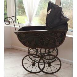 Oude decoratieve brocante kinderwagen, poppenwagen