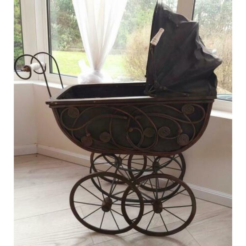 Oude decoratieve brocante kinderwagen, poppenwagen