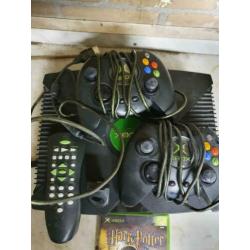 Xbox met 2 controllers