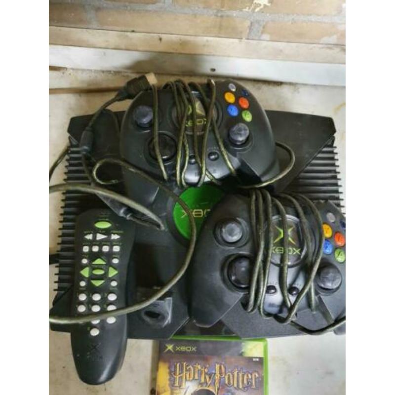 Xbox met 2 controllers
